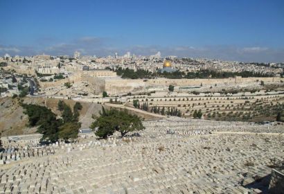 Blick über den jüdischen Friedhof Jerusalems auf die Altstadt