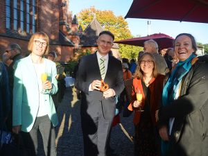 Gespräch in der Oktobersonne (von links): Kirchenkreisamtsleiterin Claudia Bergmann, Tilmann de Boer, Präsident der Kirchenkreissynode, Kita-Geschäftsführerin Annemarie Henning und Eva Bender, 1. Stadträtin in Langenhagen.