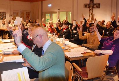 Der Kirchenkreistag, hier bei der Abstimmung über den Haushaltsplan 2015, beschäftig sich in seiner Sitzung am 22. April mit dem kommenden Planungszeitraum. Foto: Andrea Hesse