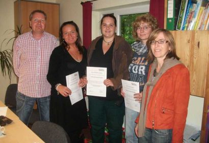 Thorsten Scherf (von links) bildete Lydia Frank, Wiebke Lorentz und Doris Krenz  fort. Annemarie Henning (rechts), betriebswirtschaftliche Leitung der Kindertagesstätten. Foto: S.Kuschel-Schenk