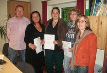 Thorsten Scherf (von links) bildete Lydia Frank, Wiebke Lorentz und Doris Krenz  fort. Annemarie Henning (rechts), betriebswirtschaftliche Leitung der Kindertagesstätten. Foto: S.Kuschel-Schenk