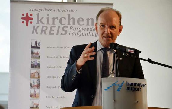 „In der Theologie gibt es keine Sicherheit sondern Gewissheit“: Landesbischof Ralf Meister hielt das Impulsreferat. Foto: Andrea Hesse