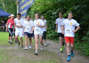 Auf geht’s: Das Organisationsteam aus der Evangelischen Jugend führt die erste Runde an. Foto: Andrea Hesse