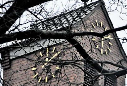 Ja, welche Uhrzeit ist denn nun richtig – 12.10 oder 6.12 Uhr? Die Antwort kann um 9.10 Uhr, als diese Aufnahme vom Turm der Thönser Kapelle entstand, nur lauten: Keine. Seit September ist die Uhr defekt. Foto: Lauber