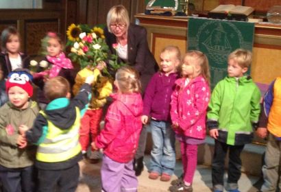 Die Kinder der evangelischen Kita in Engelbostel gratulieren Ulrike Bug zum 25jährigen Dienstjubiläum.