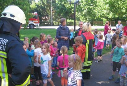 Nach dem Schrecken einen Lutscher – die Feuerwehr war zum Probealarm in der Kita Engelbostel.
