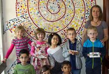 Stolz auf das gemeinsame Werk: Kinder der Kindertagesstätte St. Paulus mit Urszula Paliga. Foto: Heidi Scharkowski
