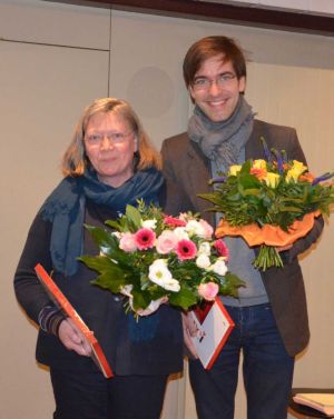 Mit Blumen und herzlichem Dank wurden Dorothee Lüdeke und Robert Kurz aus dem Kirchenkreistag verabschiedet. Foto: A. Hesse