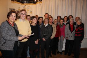 Die 16 neuen Sterbebegleiter des Ambulanten Hospizdienstes Burgwedel, Isernhagen, Wedemark mit Koordinatorin Ute Rodehorst (links). (Foto: Nicole Friederichsen/Hospizdienst)