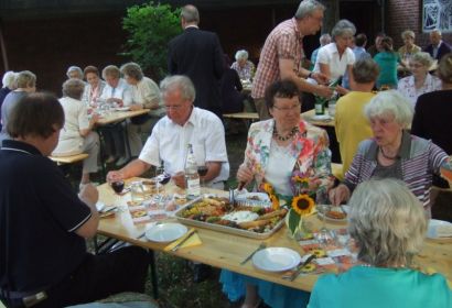 Rund 50 Ehrenamtliche und Spender folgten der Einladung und ließen es sich schmecken.
