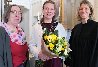 Überraschung im Gottesdienst: Sabine Kleinau-Michaelis (Mitte) freut sich über Blumen von der Kirchenvorstandsvorsitzenden Ulrike Bruns-Grimsehl (links) und Pastorin Silke Noormann. Foto: Friedrich Bernstorf