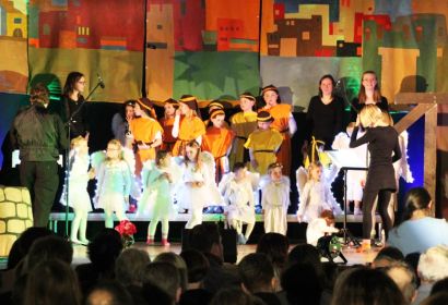 Ein farbenfrohes Musical rund um den Stern über Bethlehem brachten die Kinder der Elia-Kirchengemeinde im Langenhagener Forum auf die Bühne. Foto: Uwe Homt