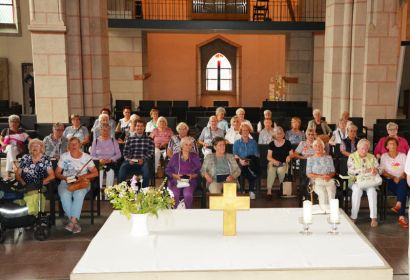 Interessiert hörte die Gruppe den Erläuterungen zur langen Geschichte des Hamelner Münsters zu. Foto: Susanne Dosdall