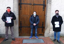 Friedhelm Grote (links) und Bettina Auras freuen sich über den Zuwendungsvertrag der Stadt Langenhagen, der die Jugendarbeit von Diakon Merlin Langrehr finanziell absichert. Foto: Rainer Müller-Jödicke