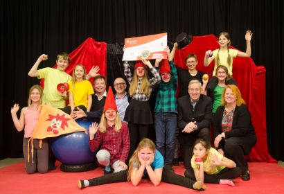 1.000 Euro für Trainerhonorare: Hermine-Artistinnen und -Artisten mit (von links) Bernd Vogel, Alexander Machill, Bettina Praßler-Kröncke, Lutz Sass und Monika Gäbler. Foto: Andrea Hesse