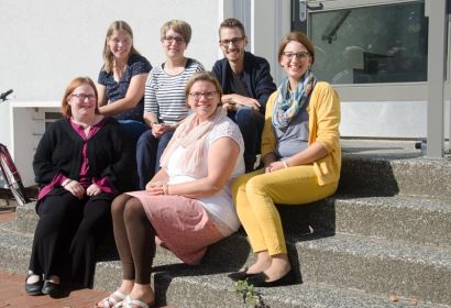 Zwei neue Teamplayer im Kirchenkreisjugenddienst: Phil Rieger und Anja Goral (hinten, von rechts) wurden von Reni Kruckemeyer-Zettel (von links), Anne Basedau, Anna Thumser und Beate Granobs begrüßt. Foto: Andrea Hesse