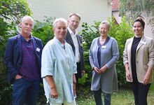 Laura Schmidt (rechts)wurde im Vorstand der Kirchenkreissynode herzlich begrüßt durch Pastor Michael Brodermanns (von links), Christiane Höppner-Groth, Präsident Tilmann de Boer und Marion Doering. Foto: Andrea Hesse