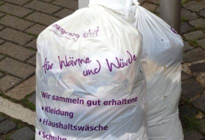 Für Wärme und Würde: Unter dieser Überschrift sammeln die Kirchengemeinden gebrauchte Kleidung und Schuhe für die Deutsche Kleiderstiftung Spangenberg. Foto: Deutsche Kleiderstiftung