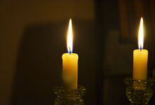 Zwei brennende Kerzen.