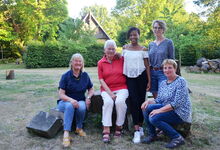 Kgothalo Matjane freut sich über die herzliche Begrüßung durch Mitglieder des MÖP (von links): Isabel Wagemann-Steidel, Heide-Gret Koch, Gastmutter Sieglinde Hofbauer und Dörte Behn-Hartwig. Foto: Andrea Hesse
