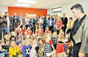 na, dann schau doch mal im Beutel nach: Zauberer Zino lässt Schokotafeln und -eier und mehr erscheinen und verschwinden – und nicht nur die kleinen Zuschauer sind begeistert. Foto: Lauber