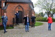 Koordinator Karl-Martin Harms (2. von links) versorgte Rainer Müller-Jödicke (von links), Vikar Hendrik Hundertmark, Michael Habel und Jessica Jähnert-Müller für ihre NFS-Einsätze mit neuen Namensschildern. Foto: Andrea Hesse