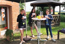 Johanna Böttcher (von links), Charlotte Bartmer und Letizia Minio baten 2019 an einem Infostand in Elze um Unterstützung für die Schulkartonaktion.