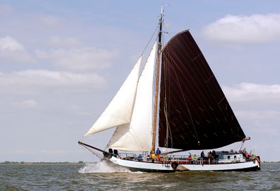 Mit der Tjalk Emma können Jugendliche in den Herbstferien auf dem Ijsselmeer segeln.