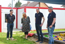 Joachim Silberzahn (von links), Caren Holstein-Lemke, Kai Weidner und Christoph Meyer freuen sich über die Verbundenheit der Menschen in Mellendorf mit der evangelischen Kita. Foto: Andrea Hesse