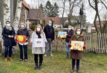 Dunja Martin (von links), Inkje Hamann, Tanja Salzmann, Philipp Lerke, Anika Schneider und Renata Bonin freuen sich auf viele Besucher*innen auf dem Stationenweg in Altwarmbüchen, Isernhagen und Kirchhorst.