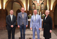 Sie freuen sich auf die Zusammenarbeit (von links): Tilmann de Boer, Rainer Müller-Jödicke und Dirk Jonas mit Regionalbischöfin Dr. Petra Bahr. Foto: Andrea Hesse