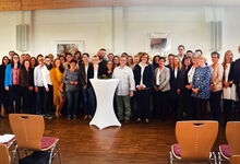 Das Team des Kirchenkreisamtes verabschiedete Jacqueline Gebauer (vorne Mitte, mit dunkler Jacke) in Richtung Hannover. Foto: Andrea Hesse)