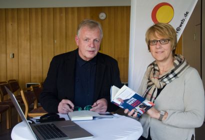 Wilfried Manneke signiert sein Buch für Caroline von Blanckenburg. Foto: Andrea Hesse