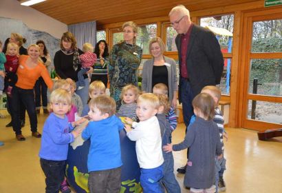 Dezernent Erwin Jordan (von rechts), Kitaleiterin Regina Kießling und Fachberaterin Christiane Allner feierten die Übergabe der Zertifikate mit Kindern und Erzieherinnen. Foto: A. Hesse