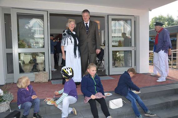 Großzügig, hell und barrierefrei: Pastor Karsten Henkmann freut sich mit Ilse Dorothea Dauer-Böhm, die die traditionelle Kleidung der Erntefrauen trägt, über das neue Gemeindehaus. Foto: Andrea Hesse
