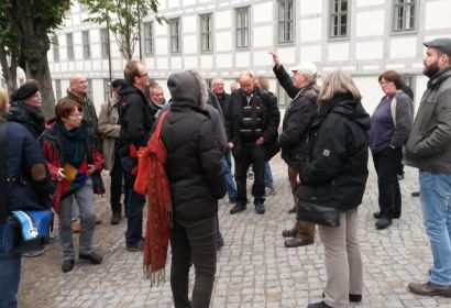 Professor Axel Noack (Mitte, mit Schirmmütze) führte die Kirchenkreiskonferenz durch die Franckeschen Stiftungen in Halle. Foto: A. Hesse