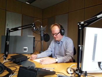 Pastor Rainer Müller-Jödicke bei den Aufnahmen im NDR-Studio Hannover. (© H. Pötker)
