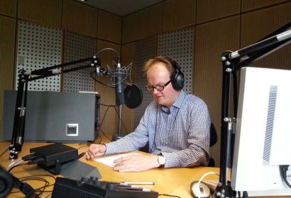 Pastor Rainer Müller-Jödicke bei den Aufnahmen im NDR-Studio Hannover. (© H. Pötker)