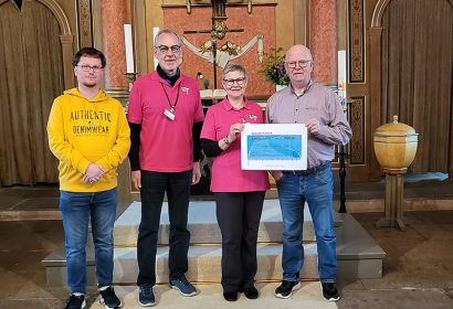Pastor Christoph Klöcker (von links), Alfred Soetbeer und Heidrun Mühlbauer von der Tafel und Heiko Fienemann freuten sich über die große Summe für den guten Zweck.