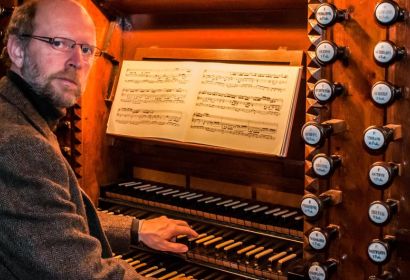 Kreiskantor Christian Conradi lädt dazu ein, die Orgel in St. Petri zu entdecken.