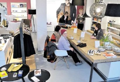 Ruth Bretthauer (von links) und Ursula Jachnow gönnen sich an der langen Tafel einen Kaffee. Heidrun Zeilbeck, Bärbel Waldtmann-Filzek und Christine Lehmann gehören zum edelMut-Team. Bild: Lauber