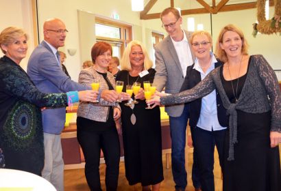 Anstoßen auf emilie (von links): Editha Lorberg (MdL), Holger Grünjes, Caren Marks (MdB), Caren Holstein-Lemke, Lars Arneke, Anke Cohrs und Silke Noormann. Foto: Andrea Hesse