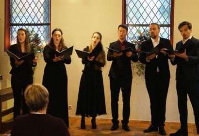 Der Mond ist aufgegangen: Gemeinsam zauberten die Musikerinnen und Musiker eine ganze besondere Atmosphäre in die Bissendorfer Friedhofskapelle. Foto: Martina Paulmann