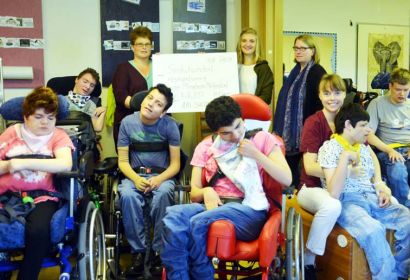 Im Kinderpflegeheim Mellendorf nahm Corinna Genz (hinten, von links) den symbolischen Scheck von Kim Bause und Pastorin Wibke Lonkwitz entgegen. Foto: Andrea Hesse