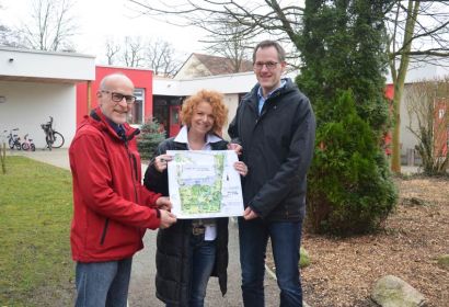 Sie freuen sich auf das neue Außengelände der Kita St. Petri (von links): Martin Riessler, Leiter des Burgwedeler Bauhofes, Eva Brandes-Saecker und Lars Arneke. Foto: Andrea Hesse