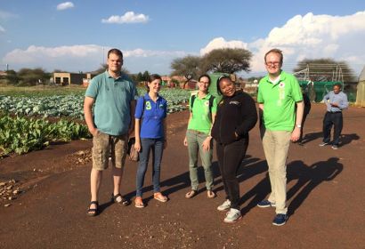 Die Odi-Delegation auf einem Gemüseanbau-Hof im Garten einer NGO.