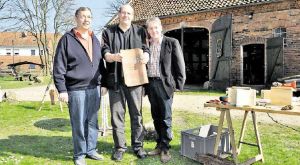 Erich Scharlemann (von links), Carsten Kiegeland und Pastor Joachim Schnell setzen sich für die Sanierung der Pfarrscheune ein. Foto: Kallenbach