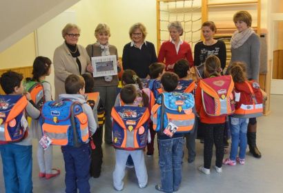 Brunhild Schrader-Olms (von links), Erne von Werder und Inner-Wheel-Präsidentin Susanne Hasse, Elke Zach vom Kirchenvorstand, Petra Bohn von der Firma Ranzenmaxx und Kita-Leiterin Martina Schreiber. Foto: Oliver Krebs
