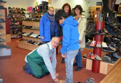 Lothar Barke vermisst im Bissendorfer Gemeindehaus und in seinem Laden Kinderfüße. Organisatorische Unterstützung leisten dabei Pastorin Wibke Lonkwitz (von links), Martina Paulmann und Dorothea Diekmann. Foto: Andrea Hesse