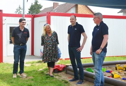 Joachim Silberzahn (von links), Caren Holstein-Lemke, Kai Weidner und Christoph Meyer freuen sich über die Verbundenheit der Menschen in Mellendorf mit der evangelischen Kita. Foto: Andrea Hesse